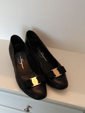Salvatore Ferragamo Black Leather Vara Bow Pumps